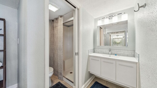 Building Photo - 7205 Thomas Dr