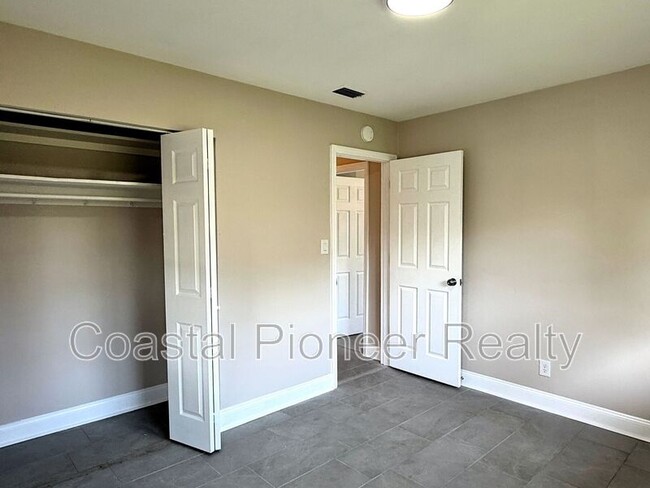 Building Photo - 2489 Del Rio Way