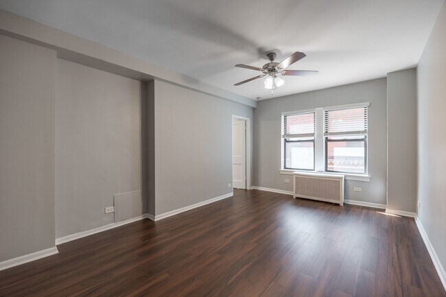 Building Photo - 1140 N La Salle Dr