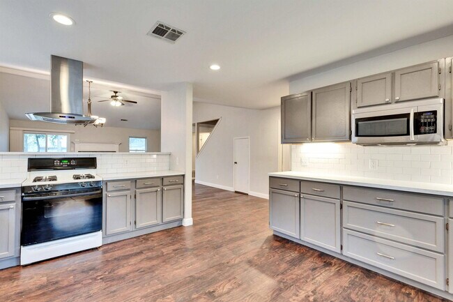 Building Photo - 9706 Moorberry St