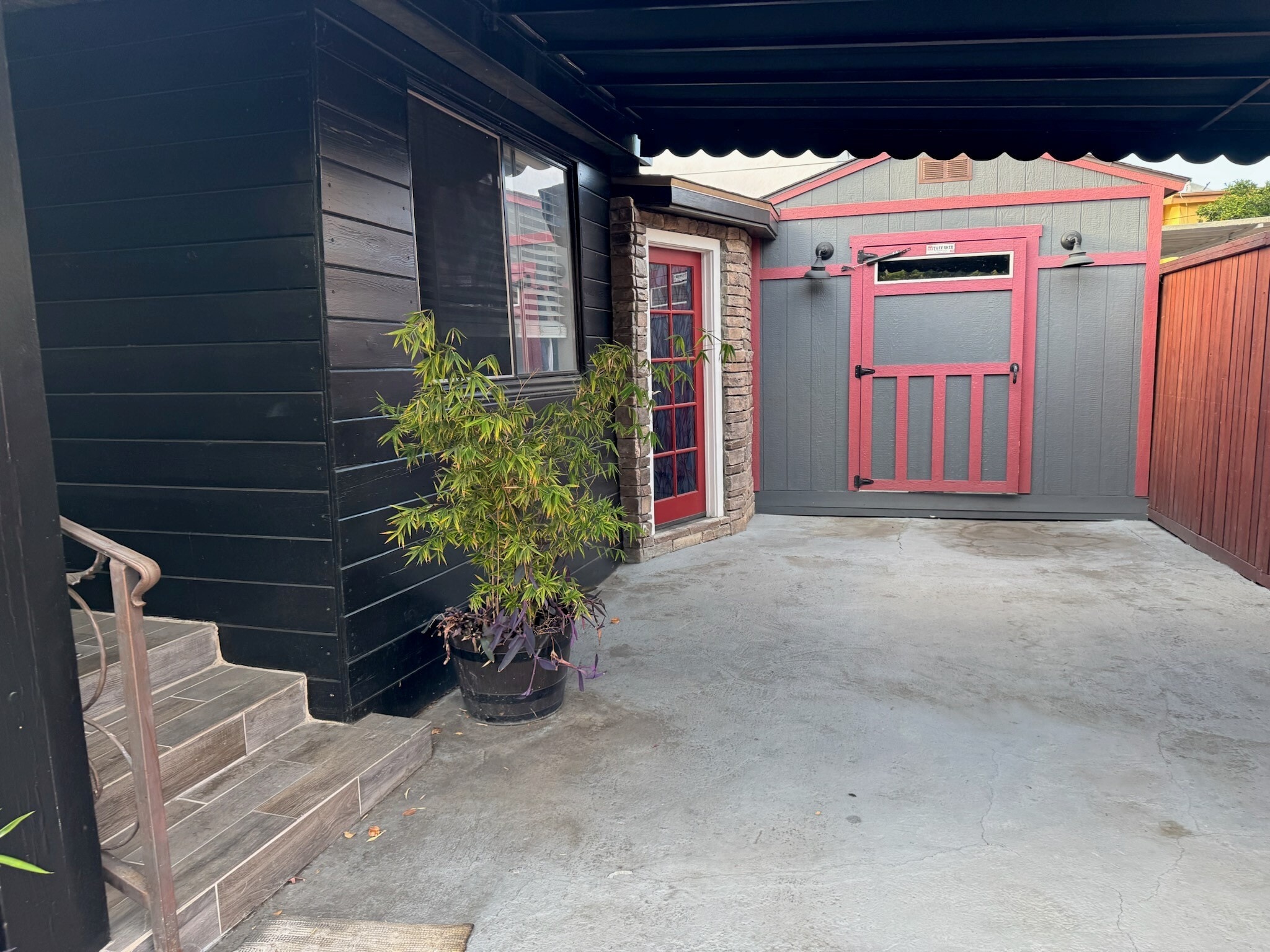 Building Photo - 1200 Tamarind Ave