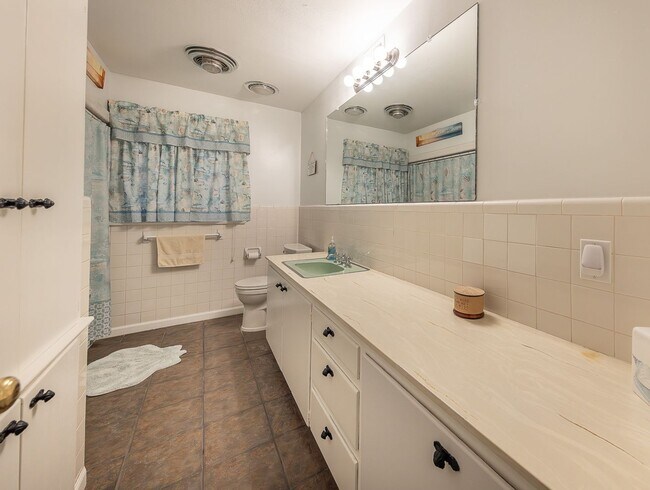 Building Photo - Stunning 4 Bed 3 Bath with a Pool!