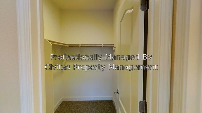 Building Photo - Newer 2/2 Townhome - Bonus Room Pool and More