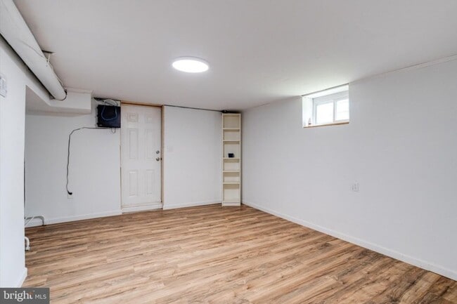 Building Photo - 905 Regester Ave