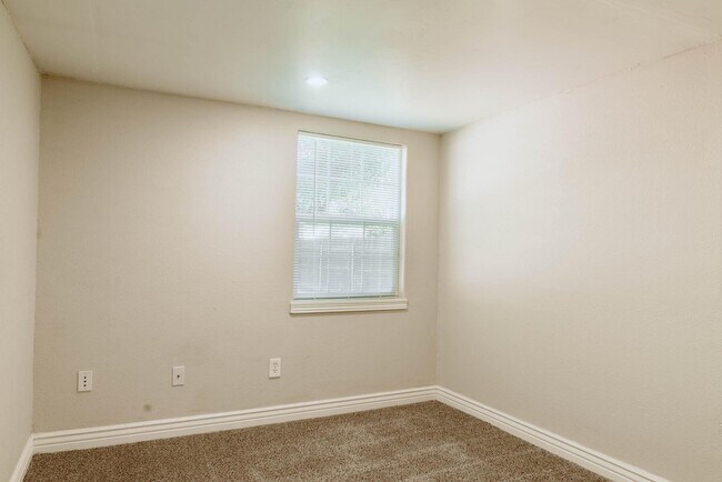 Building Photo - 620 W Willamette Ave