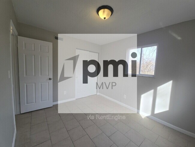 Building Photo - 834 Whitethorne Ave