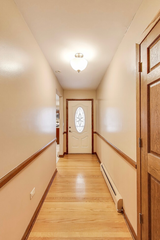 Building Photo - 933 Garden Ln