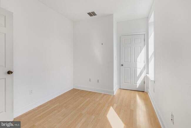 Building Photo - 3001 W Girard Ave