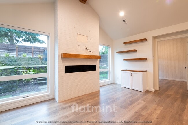 Building Photo - 16111 Stone Ave N