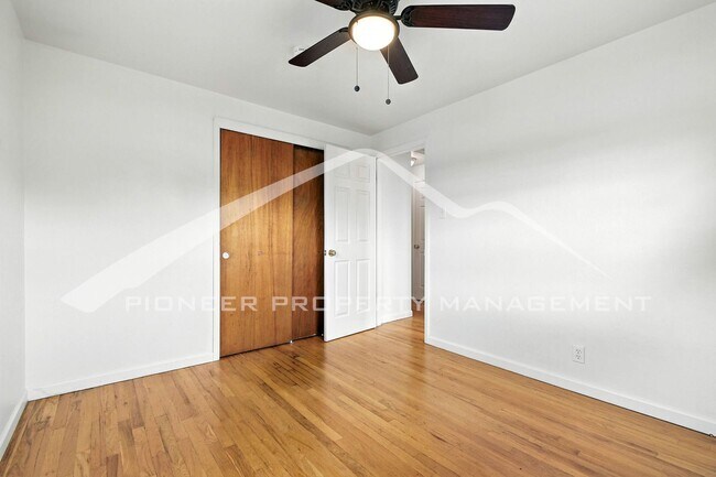 Building Photo - Charming Duplex with Washer/Dryer and Fenc...