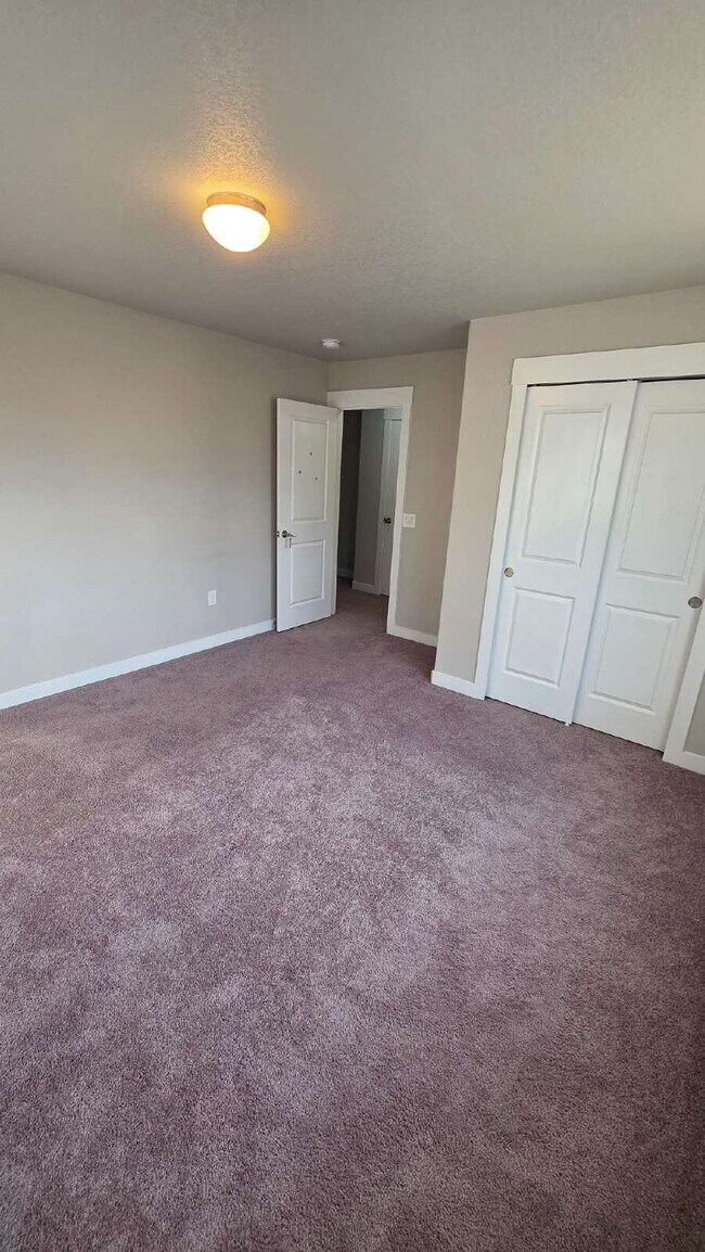 Building Photo - Lorson Ranch 5 bedroom Townhouse near military bases