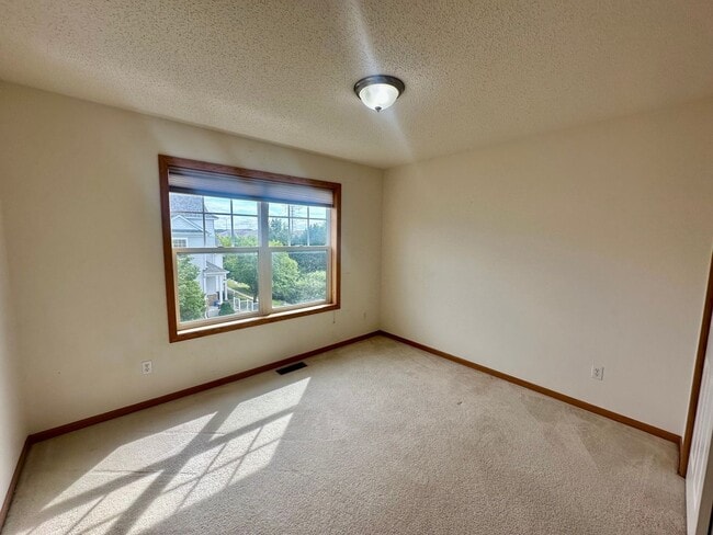 Building Photo - Gorgeous X-Large 4 Bedroom Townhome in Maplewood!