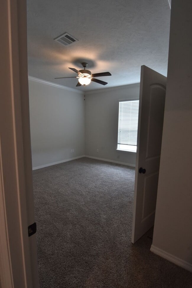Building Photo - 4 bed,4 bath House available Jan 2nd 2026