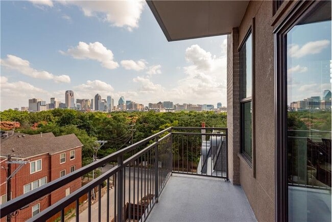 Building Photo - 3329 Oak Grove Ave