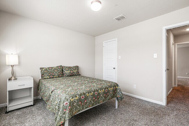 Building Photo - 7039 Diamond Vly