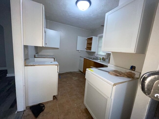 Building Photo - Rent Reduced!