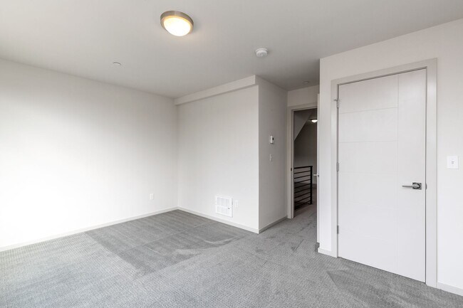 Building Photo - Stylish 3 BR/ 2/5 BA townhouse in Seattle