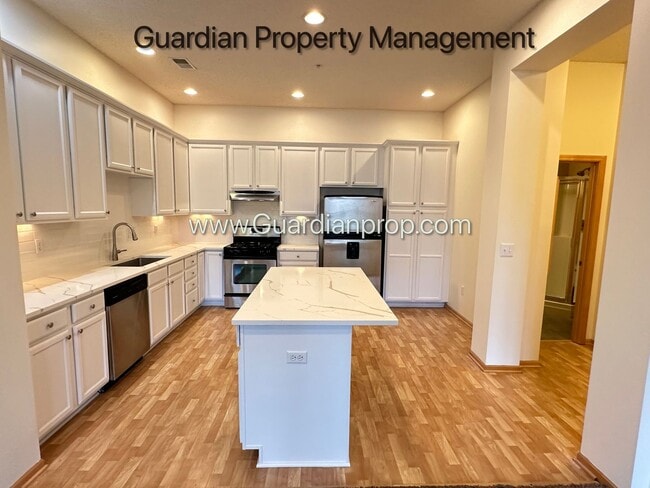 Building Photo - St Louis Park Town Home, Updated Kitchen, 2 Car Heated Garage, Walk Out Patio, Fireplace, W/D.