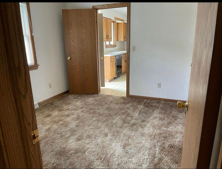 Building Photo - 5203 W Ridge Rd