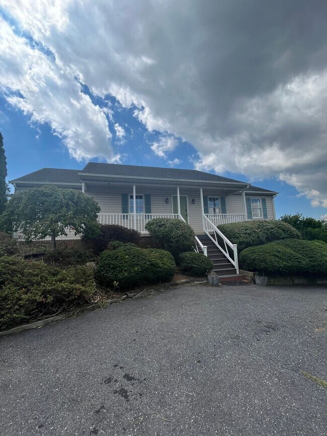 Primary Photo - Beautiful 3 Bedroom house in Fishersville ...