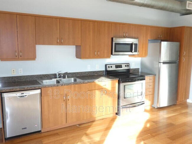 Building Photo - 889 Date St