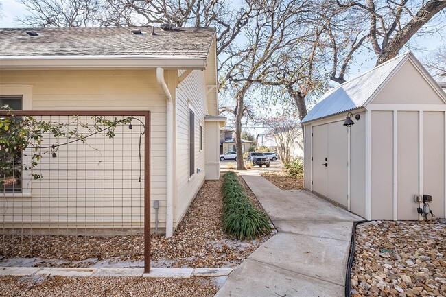 Building Photo - 2606 W 8th St