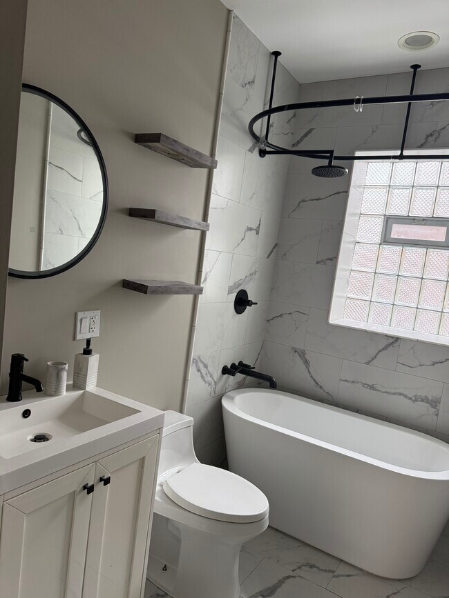 Building Photo - 1637-1632 W Farwell Ave