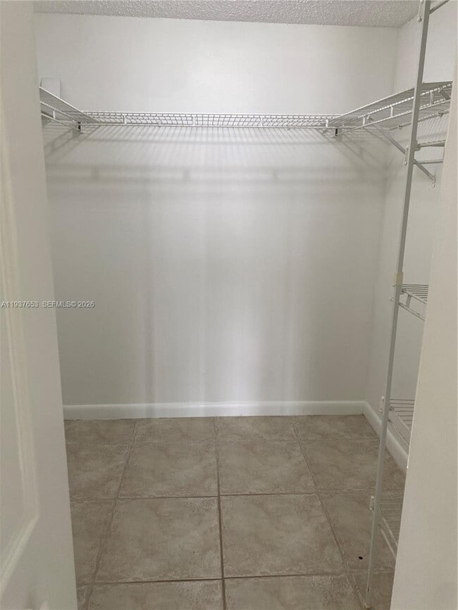 Building Photo - 2322 S Cypress Bend Dr