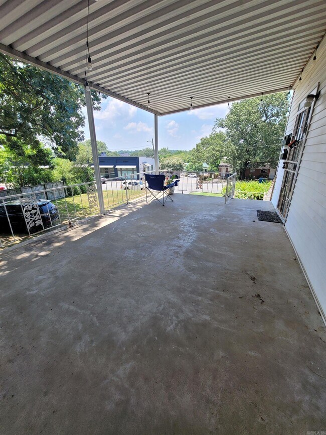 Building Photo - 1020 Kavanaugh Blvd