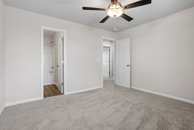 Building Photo - 3 bd 2.5 Ba Townhouse