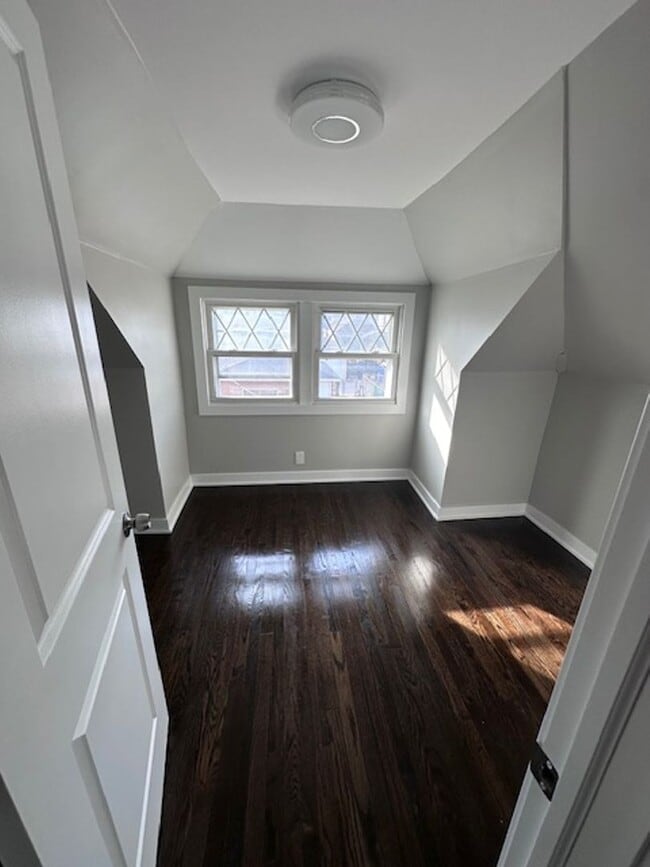 Building Photo - Garfield Ridge 4 Bedroom House