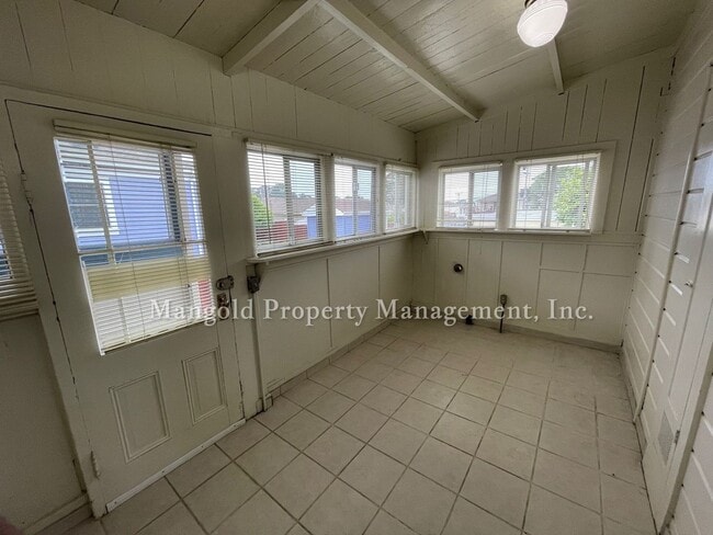 Building Photo - Beautiful Victorian Style 3-Bedroom Home C...