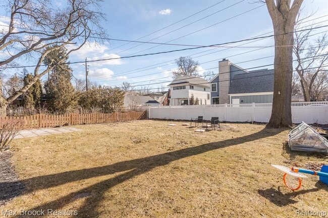 Building Photo - 1610 Yosemite Blvd