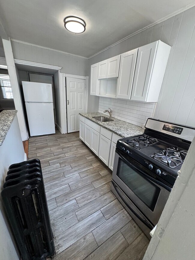 Building Photo - Charming 3BR Home with Private Fenced Yard  Cozy Comfort