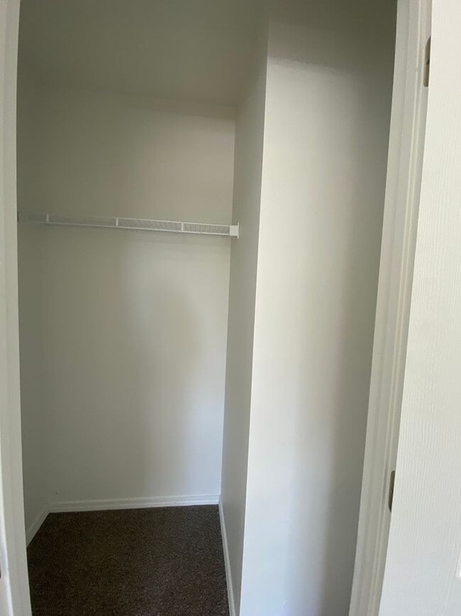 Building Photo - Large 3 bedroom, 2.5 bath duplex-just upda...