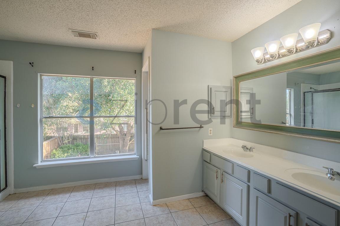 Building Photo - Unit
