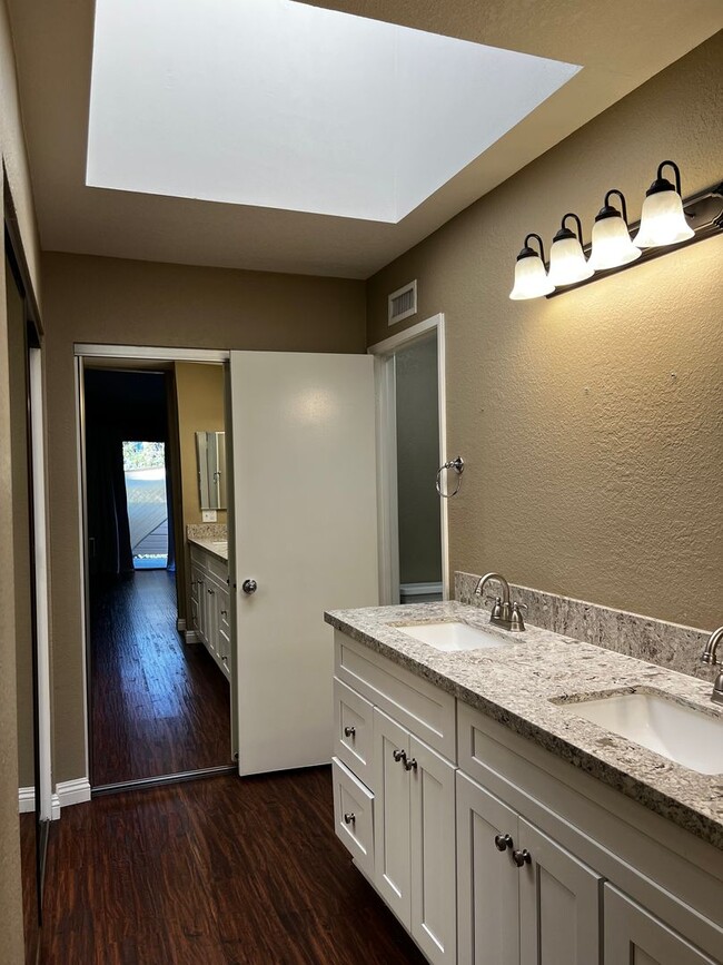 Building Photo - 2 Bedroom 3 Bath Condo for Rent in an Excellent Area of Fullerton