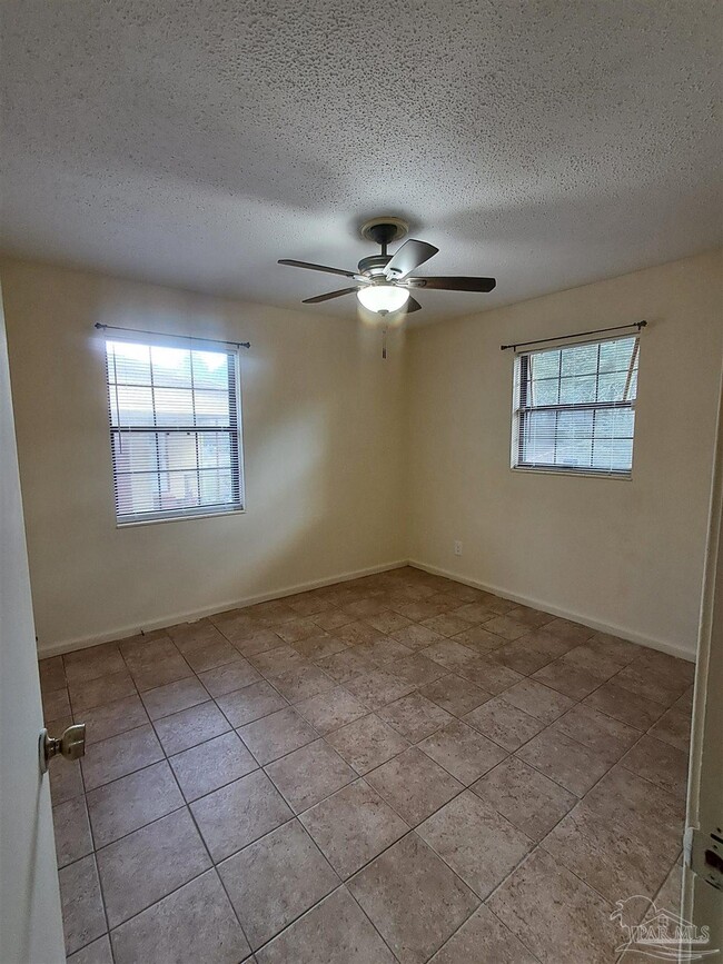 Building Photo - 4929 Springhill Dr