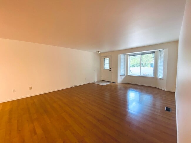 Building Photo - Quiet Duplex in Mount Vernon Neighborhood