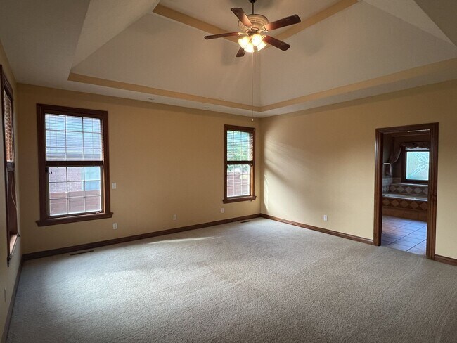 Building Photo - Spacious Family Home in Republic