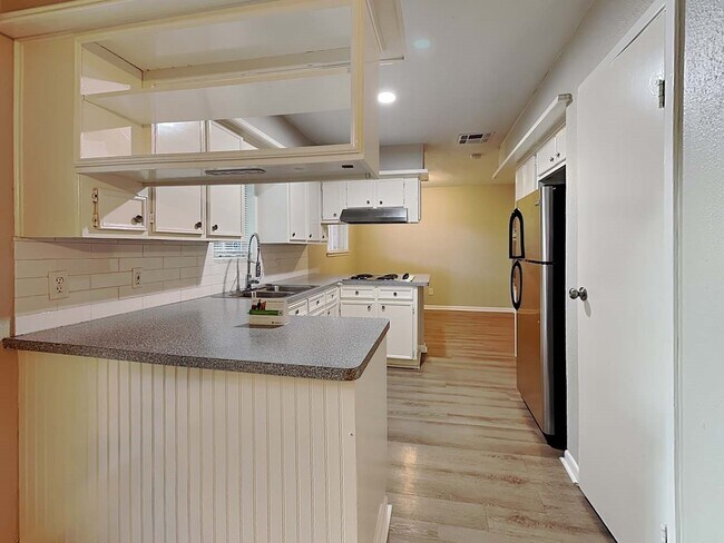 Building Photo - 743 S Iowa Ave