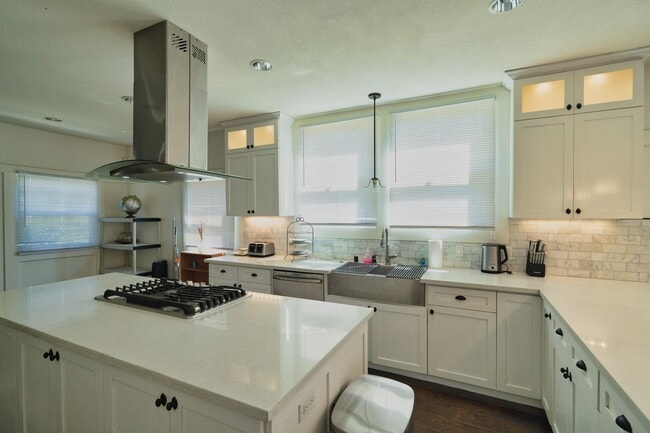 Building Photo - 6407 Dix St