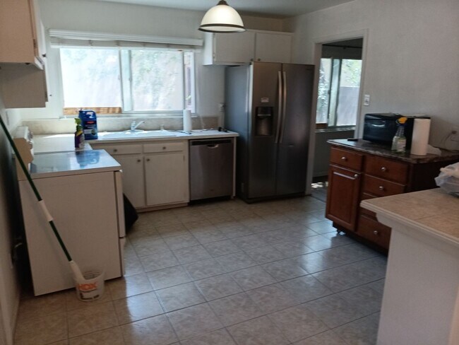 Building Photo - 3 Bedroom, 2-Bathroom in the NE Heights, C...