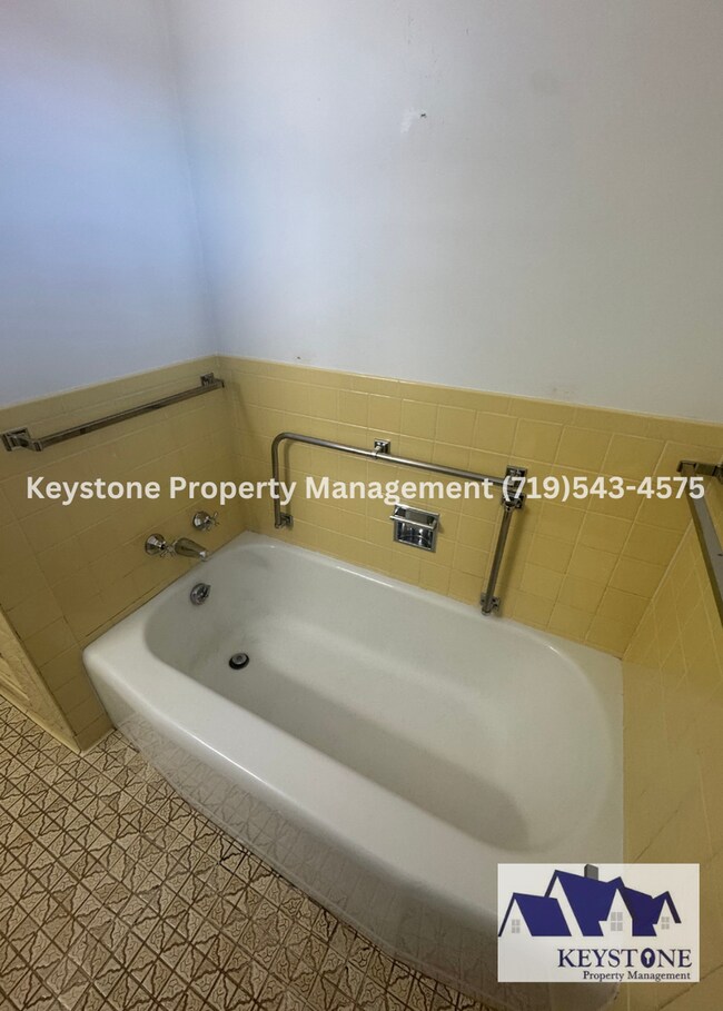 Building Photo - St. Charles Mesa! Spacious 4 Bedroom/1.5 B...