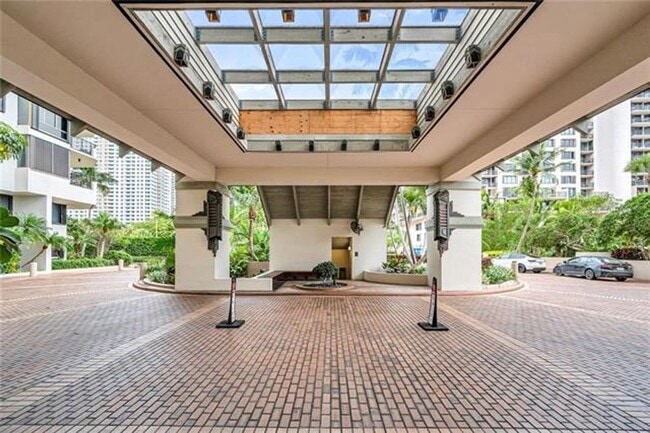 Building Photo - 520 Brickell Key Dr