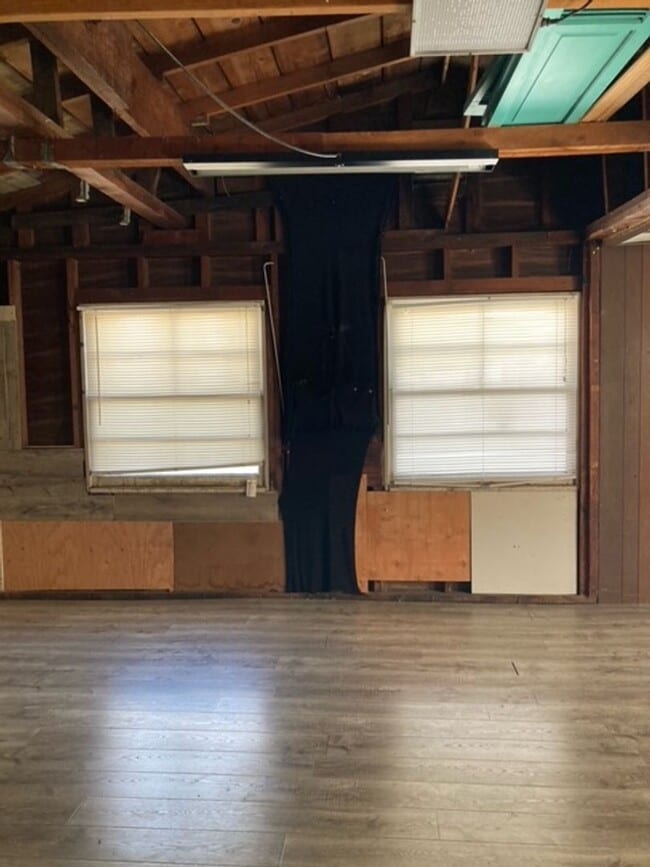 Building Photo - 2221