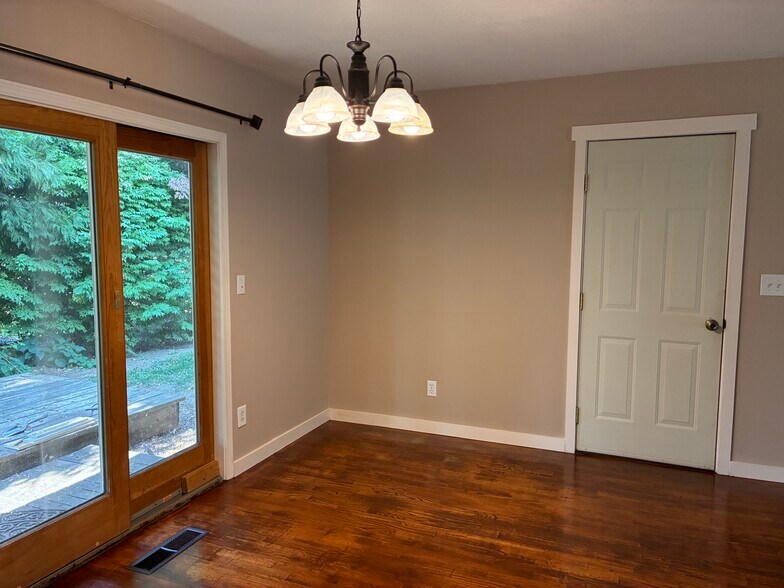 Dining area - 484 N Kentucky Ave