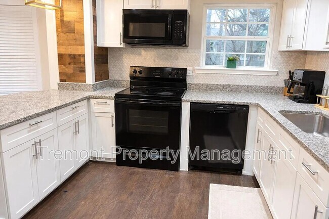 Building Photo - 1903 E 13th St