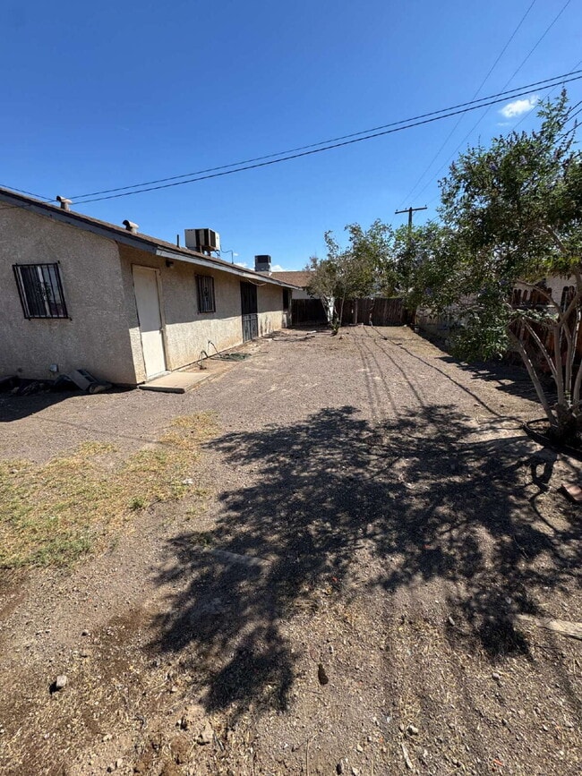 Building Photo - 2 bedroom 2 bath Single Story located in H...