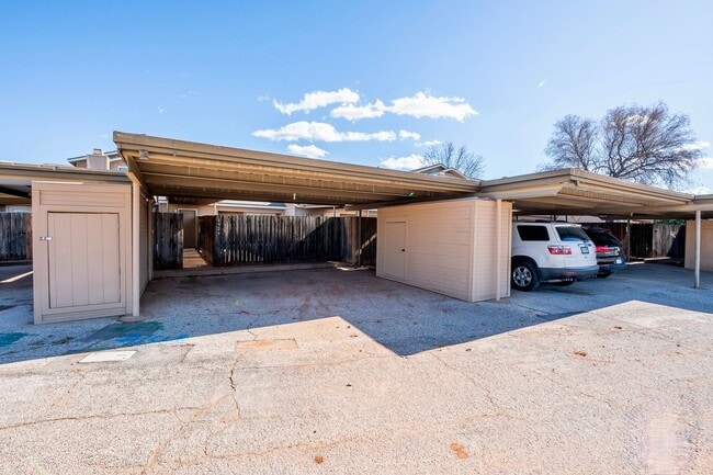 Building Photo - Immaculate 2 Bed, 2 Bath w/Loft Space!